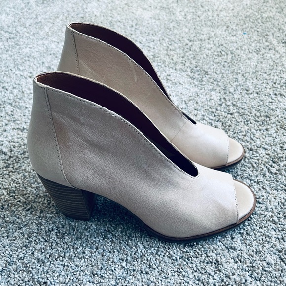Lucky Brand Shoes - Lucky Brand Womens size 7 beige colored v cut open toe heels